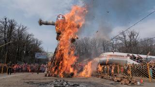 Масленицу в Ставрополе отметили шашлыком из блинов и сожжением чучела