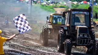Юрий Архипцев из Кировского округа стал победителем тракторных гонок