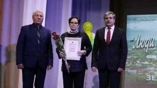 В городе Зеленокумске на Ставрополье открылась Доска Почёта