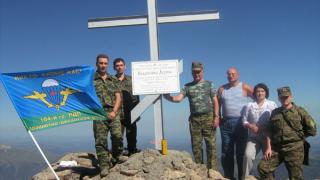 Крест памяти погибшего десантника Владислава Духина и его сослуживцев снова установлен на Марухе