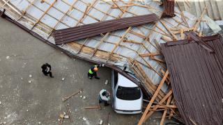Шквальным ветром сорвало крышу Регионального многопрофильного колледжа в Ставрополе