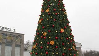 В Невинномысске установили 18-метровую новогоднюю елку