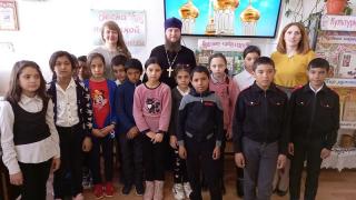 О православной книге школьники станицы Расшеватской говорили с библиотекарем и священником