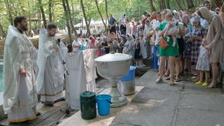 Массовое крещение состоялось на Холодных родниках в Ставрополе
