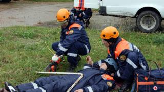 Пожарные тренировались ликвидировать разлив нефтепродуктов в Солнечнодольске