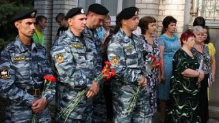 Мемориальную доску памяти погибшего в бою Александра Черненко открыли в ставропольском колледже