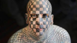 Тело американца Мэтта Гона на 98% покрыто татуировками