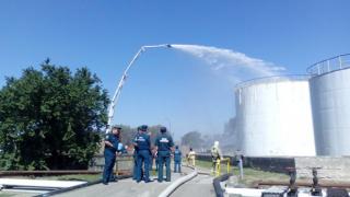 Буденновские пожарные тушили учебный пожар на нефтебазе