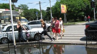 На новых тротуарах Ставрополя образуются непроходимые лужи