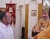 Епископ Феофан с иконой Святителя Николая,слева – Н. Капустянский.