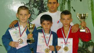 Юные ставропольские бойцы самбо стали лучшими в России