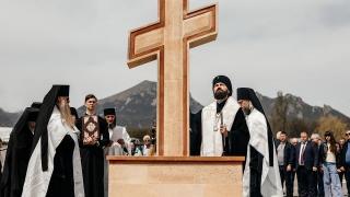 Поклонный крест установлен на дороге к Бештаугорскому монастырю