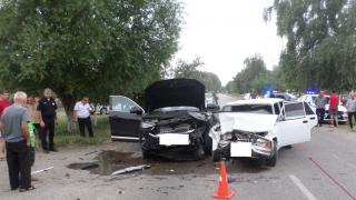 Выезд на встречную полосу привёл к лобовому столкновению двух автомобилей на Ставрополье