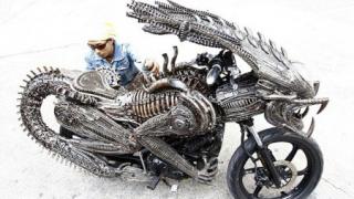 Житель Тайланда придал мотоциклу вид фантастического монстра