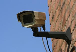 Двое студентов в Ставрополе похитили камеру видеонаблюдения с фасада кафе