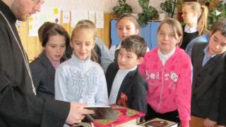 Настоятель храма станицы Воровсколесской рассказал школьникам о пользе чтения