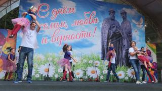 Бракосочетанием и творческими номерами отмечали День семьи в Ставрополе