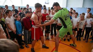 Чемпион мира тайбоксер Артем Левин провёл мастер-класс для школьников Пятигорска