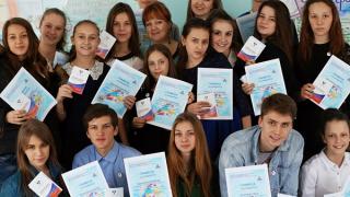 Личные книжки волонтеров получили 17 добровольцев из Михайловска