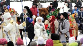Ставропольского Деда Мороза в Кочубеевском районе встретили хлебом-солью