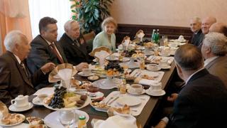 Вопросы, волнующие пожилых ставропольцев, В.Владимиров обсудил с ветеранским активом края