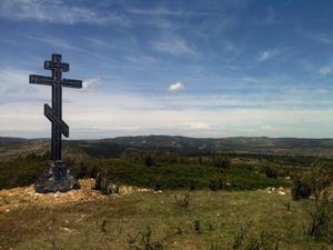 В память о «белых» русских добровольцах в Испании освятили крест на вершине горы