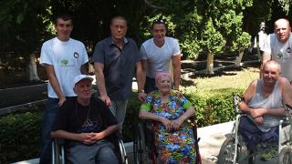 Воспитанники из Свято-Преображенского реабилитационного центра помогают старикам в краевом геронтологическом центре
