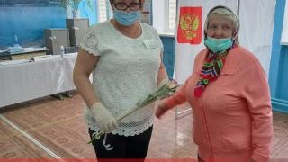 Пенсионерка из Степновского округа Ставрополья подарила членам избирательной комиссии цветы