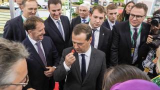 Дмитрий Медведев посетил ставропольскую экспозицию на «Золотой осени» одной из первых
