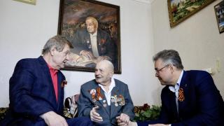 Владимир Владимиров и Лев Лещенко поздравили героя-фронтовика