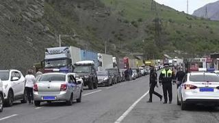 Ожидание в очереди авто на российско-грузинской границе в Верхнем Ларсе доходит до 10 часов