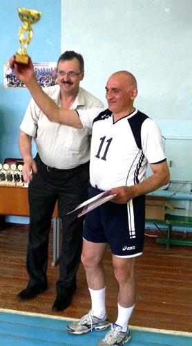 Сергей Сериков только что вручил приз победителю турнира Леонтию Кочиди.