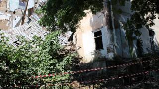 В Ессентуках вручную разбирают фронтон рухнувшего старинного здания
