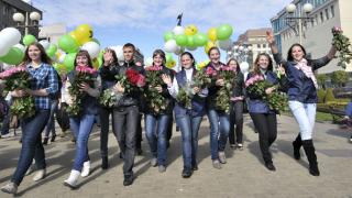 В Ставрополе волонтеры дарили цветы женщинам с детьми