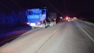В Кочубеевском округе в столкновении с грузовиками погиб водитель легковушки
