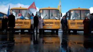 Губернатор вручил директорам ставропольских школ ключи от 33 новых автобусов