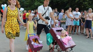 Парадом колясок и детскими праздниками отметили День семьи в Невинномысске