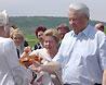 Борис Ельцин фотографировался со всеми желающими на лавочке