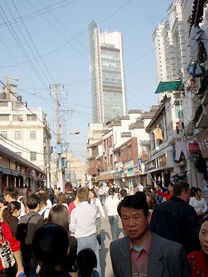 В городах Китая встречается все больше иностранцев
