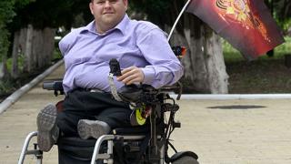 Инвалиду без рук и ног Александру Соломеннику сделали специальный протез