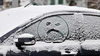 Первый снег в Ставрополе принес проблемы автомобилистам и пешеходам