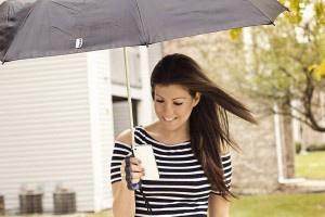 Конструкция нового зонта позволит спрятаться от дождя и одновременно набирать СМС