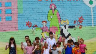 Соблюдать ПДД призывают с помощью граффити подростки из Новопавловска