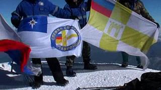Спасатели водрузили на Эльбрусе флаг Ставрополя в честь его 233-летия