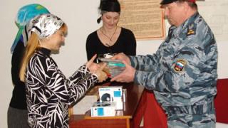 Ставропольские милиционеры доставили подарки в Грозный