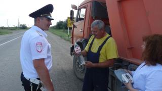 Ставропольские полицейские спасают автомобилистов от жары