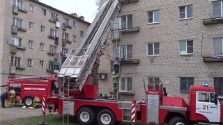 Пожарные спасли из горящей многоэтажки в Невинномысске 30 человек
