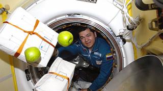 Олег Скрипочка поздравил с Днём космонавтики с борта МКС
