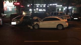 Водитель и пассажир автомобиля пострадали в тройном ДТП в Ставрополе
