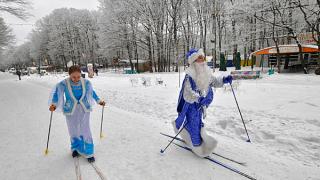 В Ставрополе провели лыжный забег Дедов Морозов со Снегурочками и сказочную ассамблею